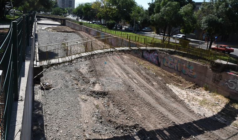 El cruce sobre el zanjón Frías conecta dos departamentos, pero hoy solo expone abandono, falta de mantenimiento y una decisión sin explicación pública. El cruce sobre el zanjón Frías conecta dos departamentos, pero hoy solo expone abandono, falta de mantenimiento y una decisión sin explicación pública.