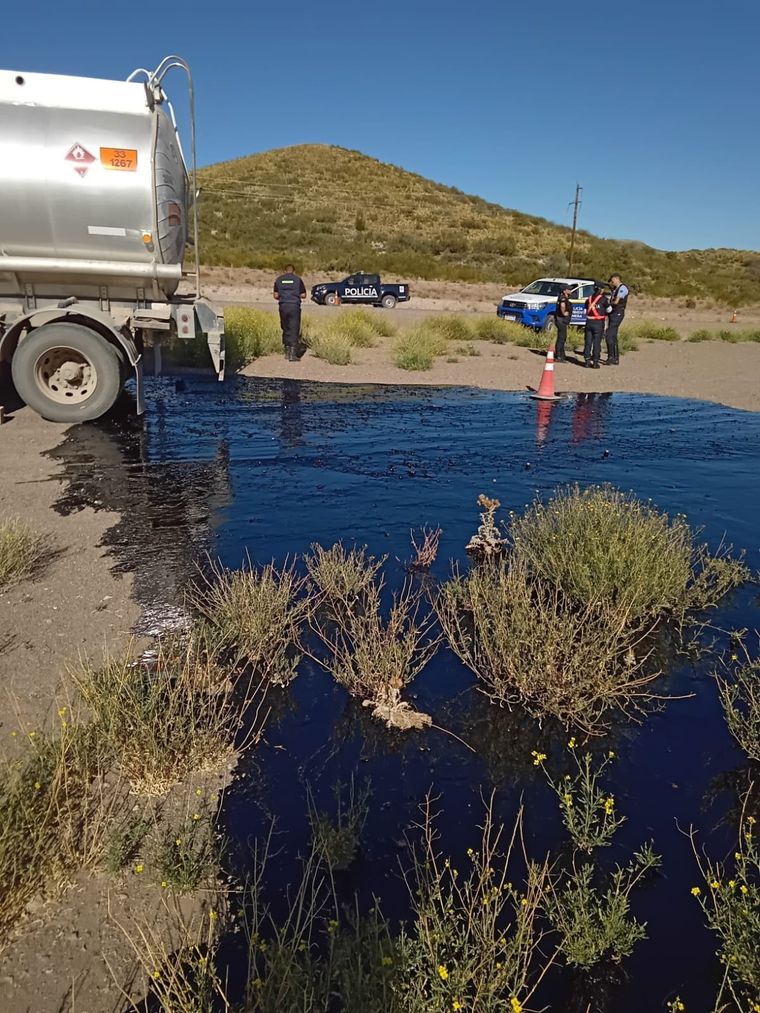 El camión cisterna dejó un derrame de 500 m3 de crudo en la ruta. Foto: Energía y Ambiente Mendoza