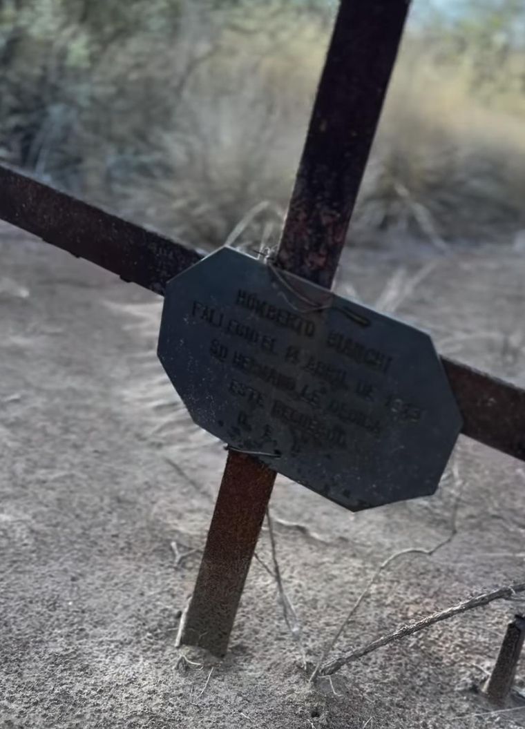 Oculta en el desierto de Santa Rosa, la cruz de metal oxidado marca el epicentro de la leyenda más escalofriante de la región. Oculta en el desierto de Santa Rosa, la cruz de metal oxidado marca el epicentro de la leyenda más escalofriante de la región.
