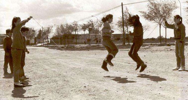 Saltar la soga era un clásico que los chicos y chicas jugaban en todos lados. Saltar la soga era un clásico que los chicos y chicas jugaban en todos lados.