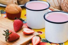 El delicioso sabor de este atole de fresa se ganará tu corazón.