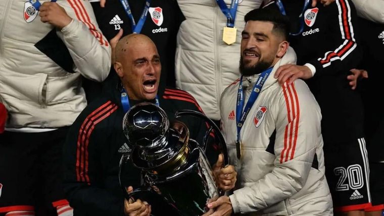 El profe de River se dio el lujo de levantar la copa con Elías Gómez. Foto: @RiverPlate