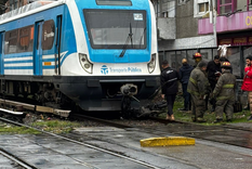 Después del impacto, el tren arrastró varios metros al motociclista Después del impacto, el tren arrastró varios metros al motociclista