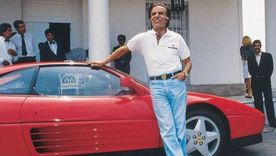 Carlos Menem junto a su icónica Ferrari Carlos Menem junto a su icónica Ferrari