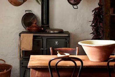 MDZol | Una cocina no equipada, también conocida como cocina independiente , es una cocina que consta de muebles individuales portátiles en lugar de armarios de cocina empotrados que se fijan a las paredes y están diseñados específicamente para adaptarse a las di