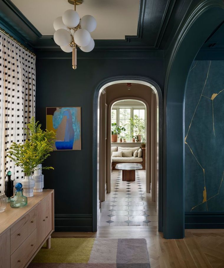 Este verde oscuro se utilizó en todo el vestíbulo de este comedor, pero con una variedad de acabados, incluyendo el color mate en las paredes, plano en el techo y semibrillantes en las maderas. Créditos: Aaron Leitz. Diseño: Jessica Helgerson Interior Design. Este verde oscuro se utilizó en todo el vestíbulo de este comedor, pero con una variedad de acabados, incluyendo el color mate en las paredes, plano en el techo y semibrillantes en las maderas. Créditos: Aaron Leitz. Diseño: Jessica Helgerson Interior Design.