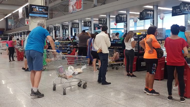 Algunas personas compran lo justo y necesario, otras se stockean para las fiestas Foto: Rodrigo DAngelo / MDZ