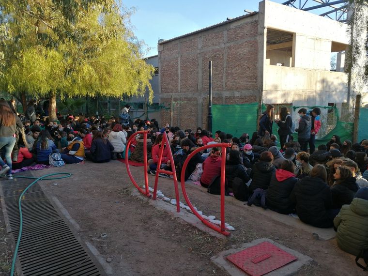 Los alumnos del DAD hacen una sentada en reclamo. Foto: Imagen ilustrativa