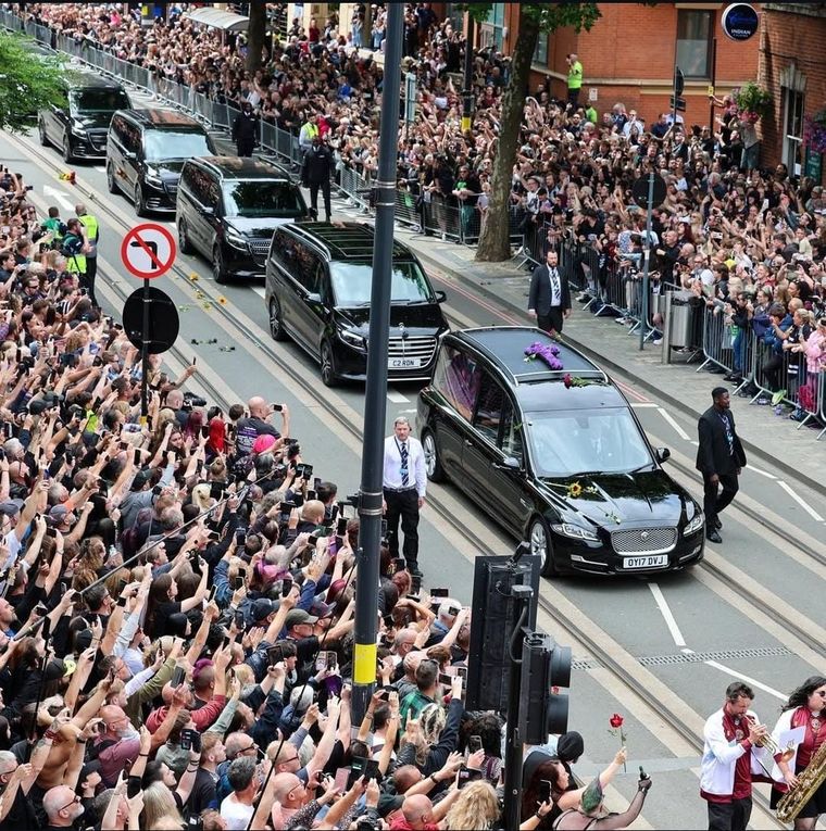 Ozzy Osbourne fue despedido por una verdadera legión de fans que no dudaron en concurrir a las calles de Birmingham para congregarse y demostrar su amor. Ozzy Osbourne fue despedido por una verdadera legión de fans que no dudaron en concurrir a las calles de Birmingham para congregarse y demostrar su amor.