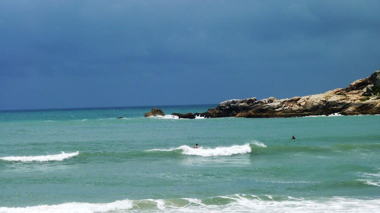 El pueblo de Praia do Rosa se recuesta entre cerros verdes y un mar abierto cerca de Argentina en el sur de Brasil.