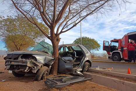 El accidente dejó al conductor atrapado dentro del vehículo Foto: Emilce Vargas Ferrara/MDZ