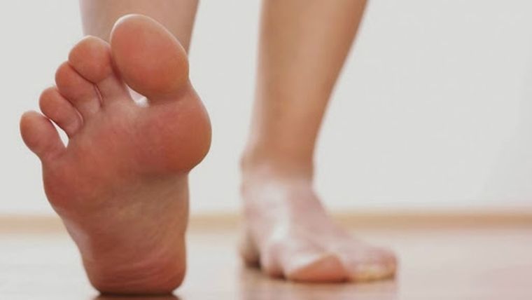 Caminar descalzo es terapia. Fuente: Freepik. Caminar descalzo es terapia. Fuente: Freepik.