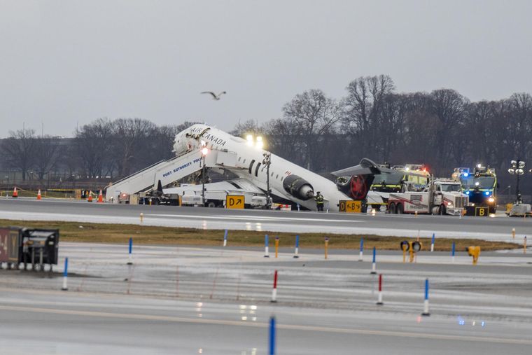 A raíz del accidente en uno de los aeropuertos de Nueva York, el piloto y el copiloto fallecieron y ya comenzó la investigación.
