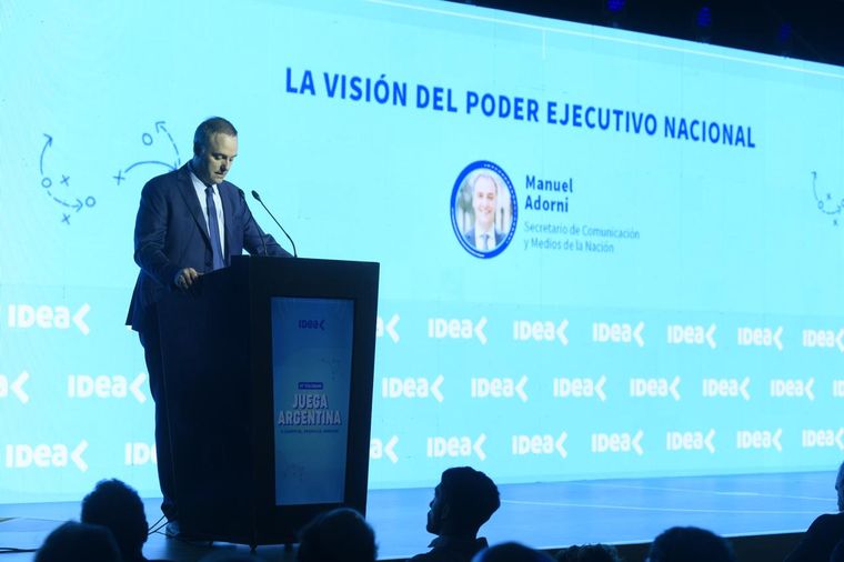El vocero Manuel Adorni expuso en IDEA