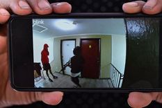 Cindy Romero muestra las imágenes captadas por la cámara de seguridad de su puerta.