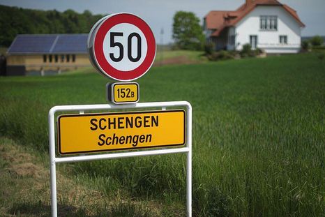 La zona Schengen está formada por 29 países. La zona Schengen está formada por 29 países.