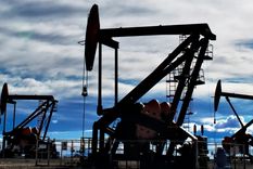 el derrumbe del petroleo arrastra al merval