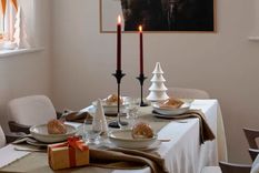 Esta mesa de estilo minimalista y de inspiración escandinava usa una paleta de colores neutrales para crear un espacio maravillosamente relajante para sentarse y cenar. Foto: Layered Lounge