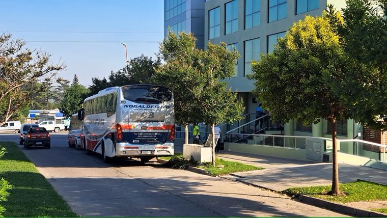 El contingente de egresados de 7mo grado que integraba la nena que falleció en Carlos Paz regresó este miércoles a Mendoza. Foto: El Doce