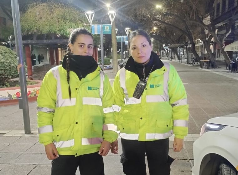 Emilce Quiroga y Katherina Barrera ayudan a personas en situación de calle durante la noche Foto: Gentileza