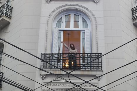 Cristina en su balcón, presa e inhabilitada, pone en crisis al resto del peronismo por miedo a la ruptura. Cristina en su balcón, presa e inhabilitada, pone en crisis al resto del peronismo por miedo a la ruptura.