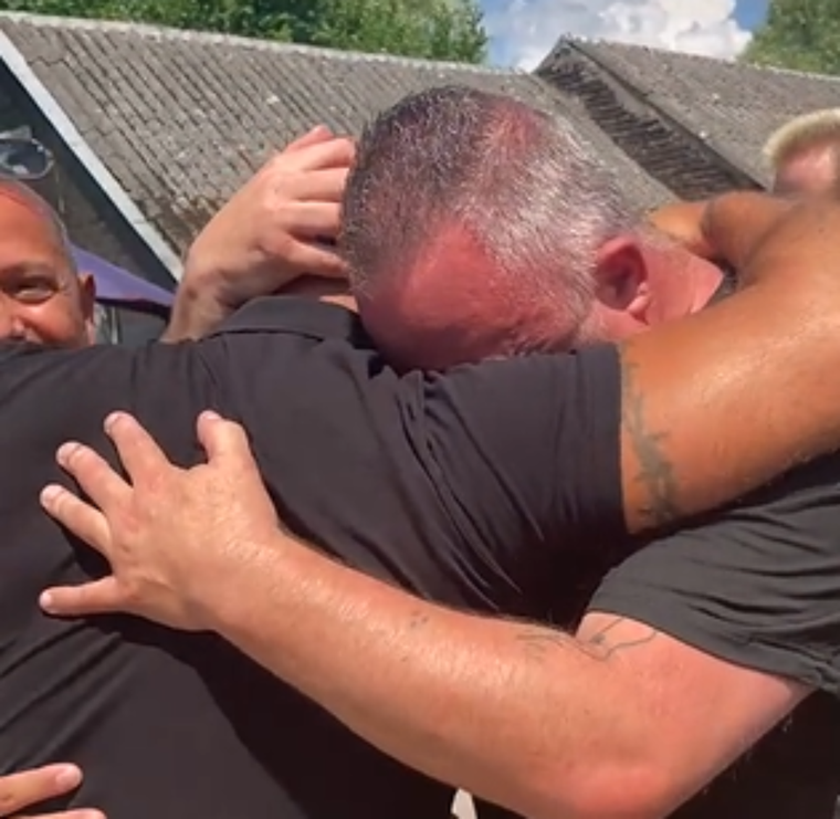 Un tiktoker fingió su muerte y llegó en helicóptero a su propio funeral