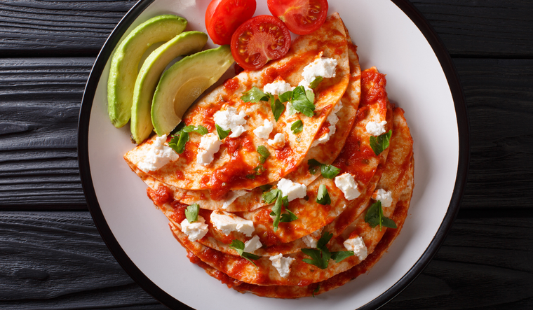 Esta receta de entomatadas tiene or&iacute;genes caseros y surgi&oacute; como una forma deliciosa de aprovechar tortillas del d&iacute;a anterior con salsa de tomate fresca.