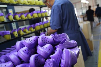 MDZol | La empresa Distrinando fabrica 200.000 pares de Crocs por mes Foto: Distrinando