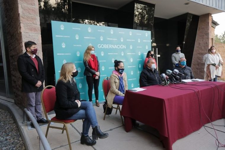 El director de Salud se rodeó de legisladores provinciales y nacionales en la conferencia de prensa.