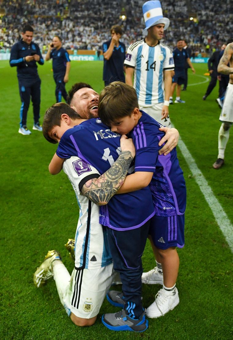 NOTICIAS ARGENTINAS BAIRES, DICIEMBRE 18: El capitán de la Selección argentina, Lionel Messi, celebra con sus hijos luego de ganar el Mundial de Qatar. Foto: Foto NA: FIFA