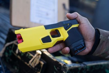 La Policía de Mendoza usó una pistola Taser para reducir a un hombre en Rivadavia. La Policía de Mendoza usó una pistola Taser para reducir a un hombre en Rivadavia.
