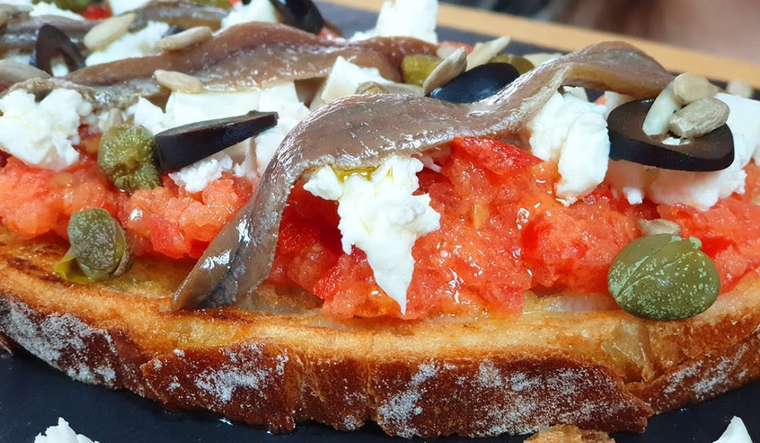 Las anchoas se conservan mejor en aceite, lo que permite que esta receta tenga un sabor más intenso. Las anchoas se conservan mejor en aceite, lo que permite que esta receta tenga un sabor más intenso.