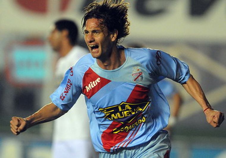 Obolo celebra el gol que abrió el partido. Foto: Télam