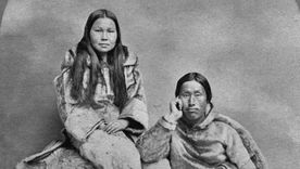 Una pareja inuit posa con su vestimenta tradicional en 1865.