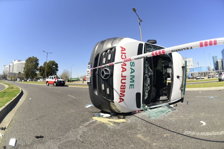 Una ambulancia chocó y volcó en su trayecto para asistir en el incendio del Edificio Libertad. Una ambulancia chocó y volcó en su trayecto para asistir en el incendio del Edificio Libertad.
