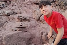 Tiziano Muñoz, un adolescente de la localidad de Añelo, cerca de Vaca Muerta, halló huesos de lo que se trataría de un dinosaurio herbívoro gigante. Foto: Familia Muñoz