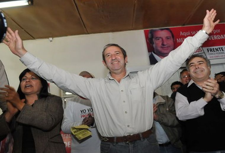 Cobos saluda triunfante en Tunuyán tierra del radical Giner. Foto: Pachy Reynoso / MDZ