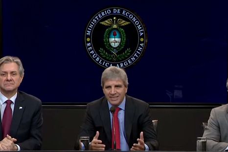 Luis Caputo entre su viceministro José Luis Daza y al secretario de Finanzas, Federico Furiase. Luis Caputo entre su viceministro José Luis Daza y al secretario de Finanzas, Federico Furiase.