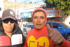 El Chapulín Colorado y “La Mona” Jimenez, a los golpes en la Peatonal cordobesa Foto: Captura de video