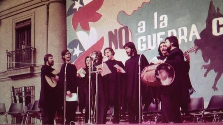 Cuando Quilapayún cantó por primera vez la melodía tuvo que hacerlo apoyado con textos, pues no se sabían la letra de memoria. Atrás, un letrero que dice: No a la guerra civil.