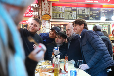 En una de sus tantas recorridas, Rodríguez Larreta y Lousteau estuvieron en una clásica pizzería porteña Foto: Twitter @horaciorlarreta En una de sus tantas recorridas, Rodríguez Larreta y Lousteau estuvieron en una clásica pizzería porteña Foto: Twitter @horaciorlarreta