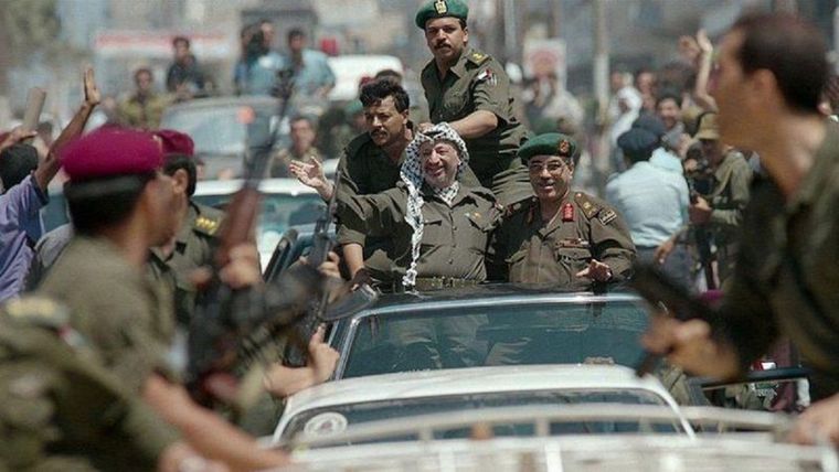 Yasser Arafat regresó triunfalmente del exilio en julio de 1994. Foto: AFP