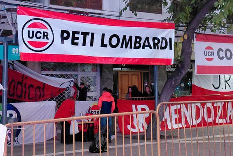 La Peatonal amaneció embanderada. La Peatonal amaneció embanderada.