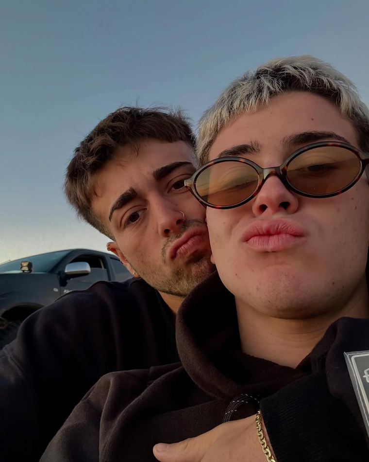 Juan Otero y su novio. Créditos: Instagram