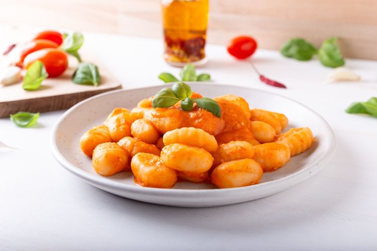 En Italia, la receta de ñoquis con salsa fileto se considera símbolo de unión familiar y abundancia, costumbre que heredamos acá. En Italia, la receta de ñoquis con salsa fileto se considera símbolo de unión familiar y abundancia, costumbre que heredamos acá.