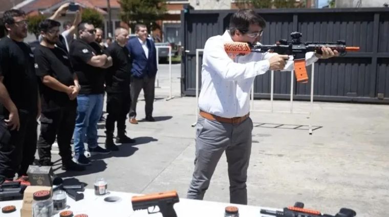 El funcionario indicó que las armas son no letales Foto: Noticias Argentinas