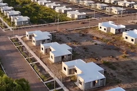 Tras la paralización de la obra nacional, el municipio de Tunuyán asumió el proyecto y en pocos días comenzará la entrega de viviendas a 300 familias. Tras la paralización de la obra nacional, el municipio de Tunuyán asumió el proyecto y en pocos días comenzará la entrega de viviendas a 300 familias.