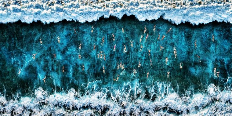 Ganador categoría{ia deportes, On the Sea de Roberto Corinaldesi Foto: https://droneawards.photo/