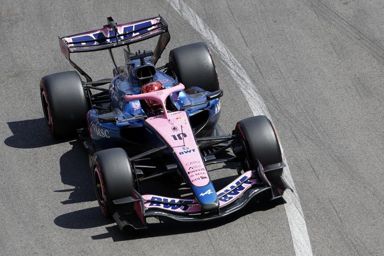 Pierre Gasly cruzó la meta en el tercer lugar, pero dos sanciones por exceso de velocidad en boxes modificaron el resultado final.