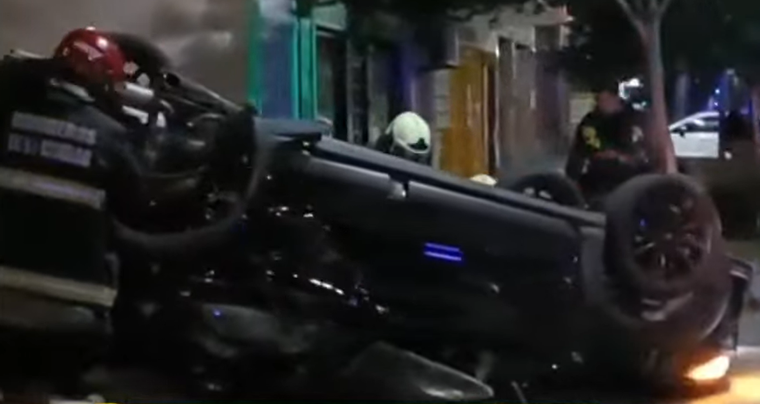Cuatro jóvenes quedaron atrapados en el auto volcaado luego del accidente y debieron ser asistidos.